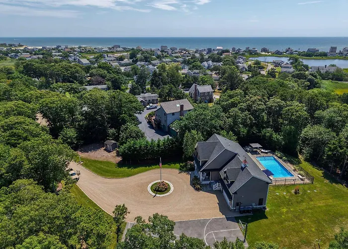 Upscale Beach Retreat W Pool Half Mile To Beach